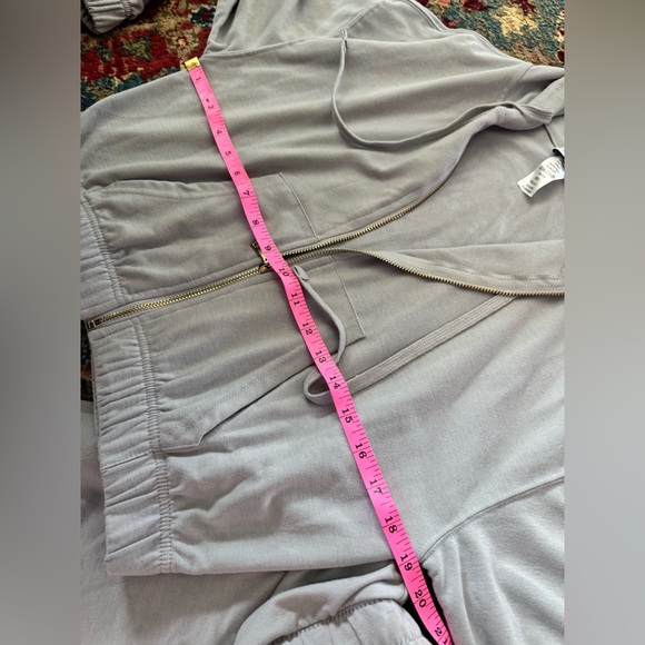 Women's Gray Cropped Zip-Up Hoodie and Jogger Set - Picture 8 of 12